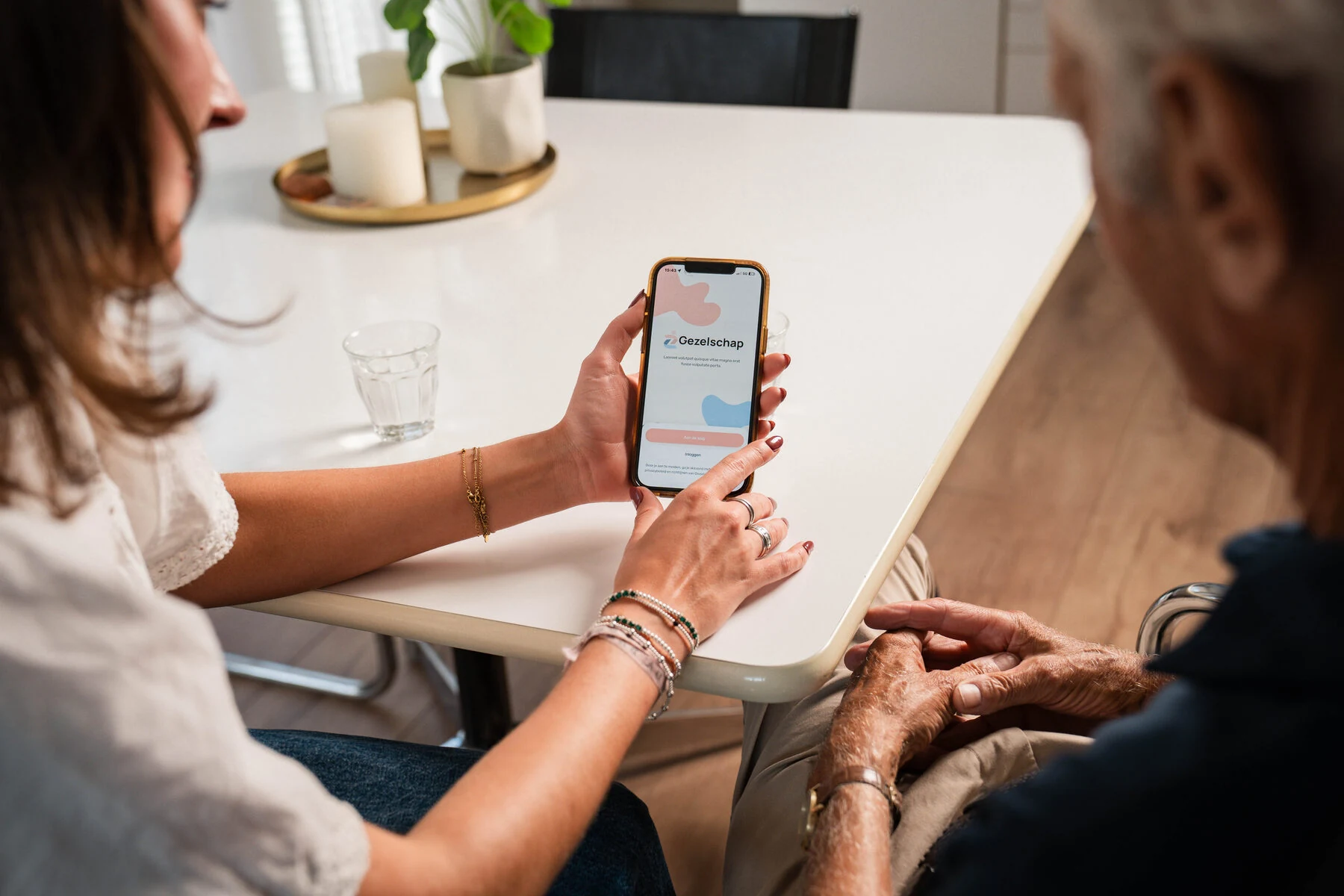 Werkende mantelzorger regelt ondersteuning in de app Gezelschap.nl aan de eettafel